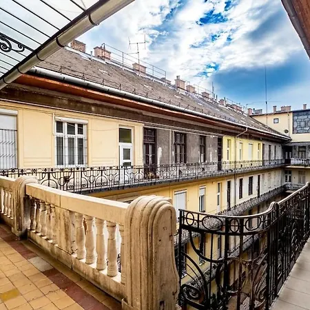 Peace In Downtown Apartman